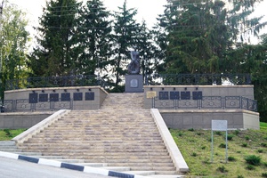п. ИВНЯ - Братская могила 138 мирных жителей, казненных фашистами в 1943 году после пыток, в том числе советских работников: Башмакова Ивана Васильевича, Наумова Кирилла, героя гражданской войны орденоносца Ельцова Кирилла, председателя колхоза «Красный кооператор» Хомякова Филиппа и других